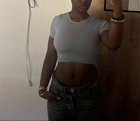 Crop top côtelé gris clair coupe courte moulante
