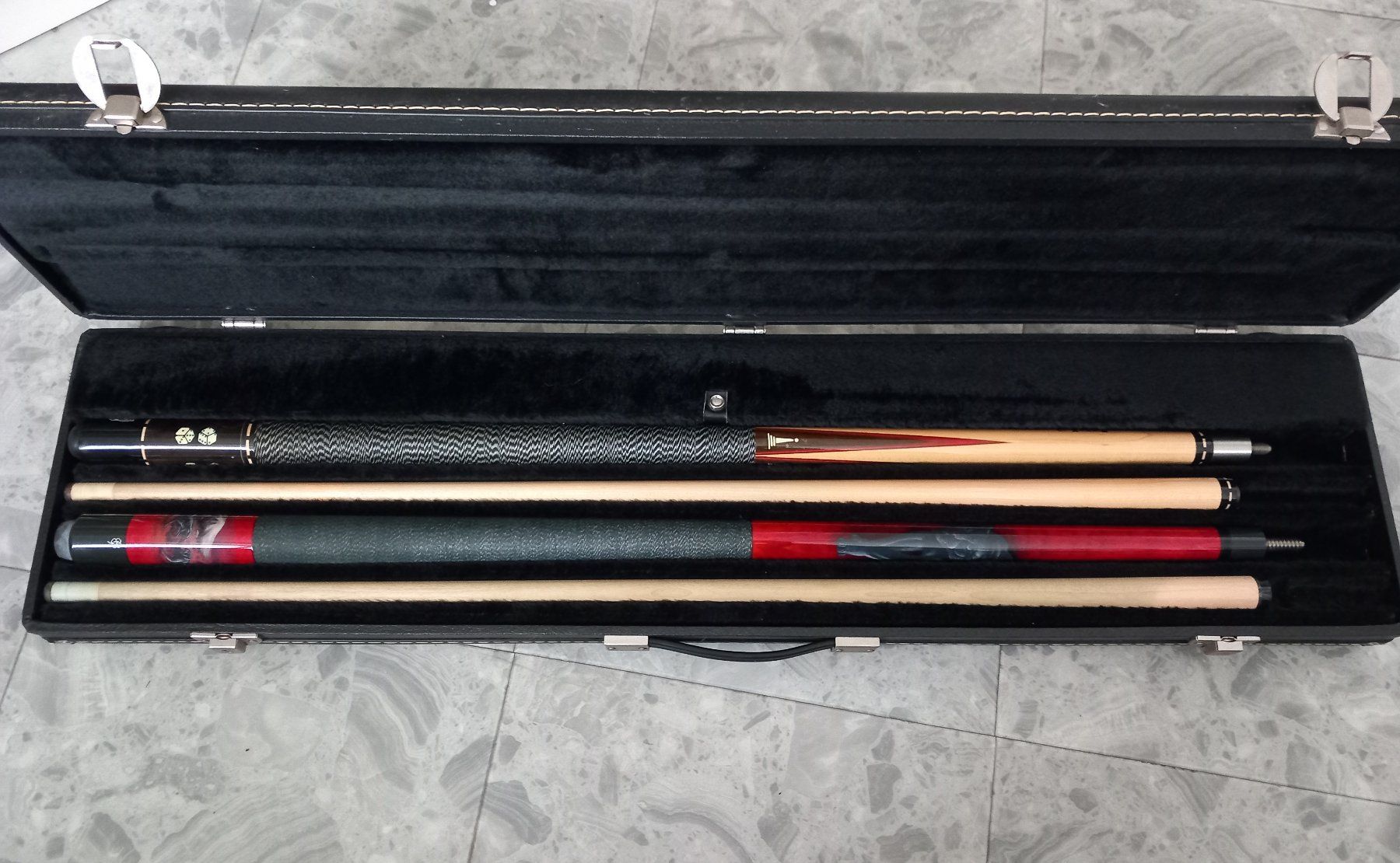 Stecche da biliardo: Billiard Queue Mc Dermott und Phöni X-13 mit grossem Koffer – Usato da Lindau venduto da san_kg2j