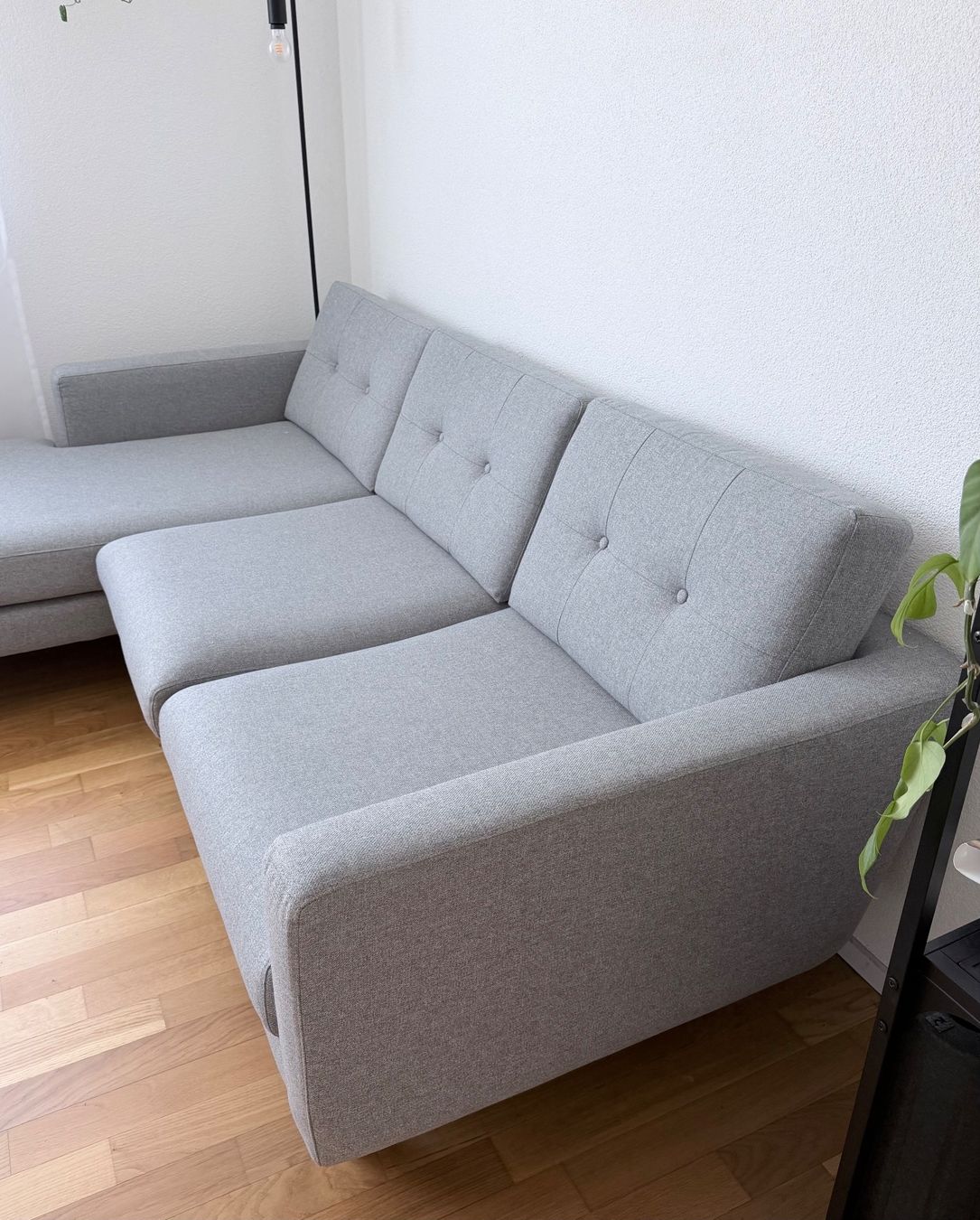 Sofacompany Divani: SOFACOMPANY Conrad Sofa mit Récamiere links, light grey – Usato da Grenchen venduto da lrwdmr