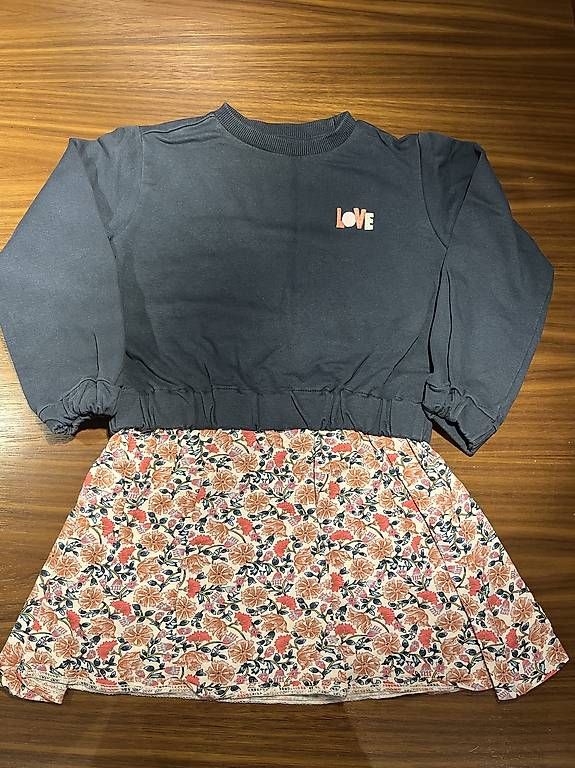 Lotti & Set di vestiti: Vestiti e felpe bambina – Usato da Viganello venduto da gag_b22t 1