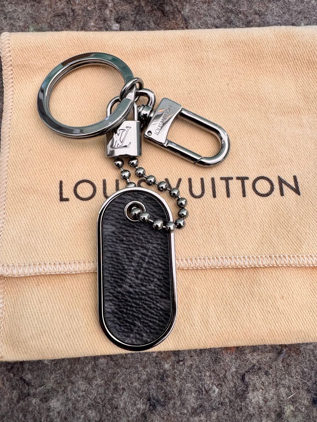 Louis Vuitton Portachiavi: Louis Vuitton Monogram Eclipse ID Tab Schlüsselanhänger OVP – Nuovo (secondo la descrizione) da Zürich venduto da pj_pry_to 4