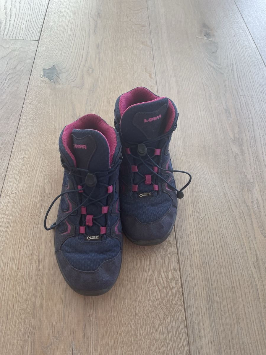 Lowa Chaussures filles: Lowa Kinder-Wanderschuhe Gr. 35 – D'occasion à Hohenrain par Oters