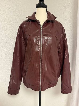 Bordeauxfarbene Kunstlederjacke