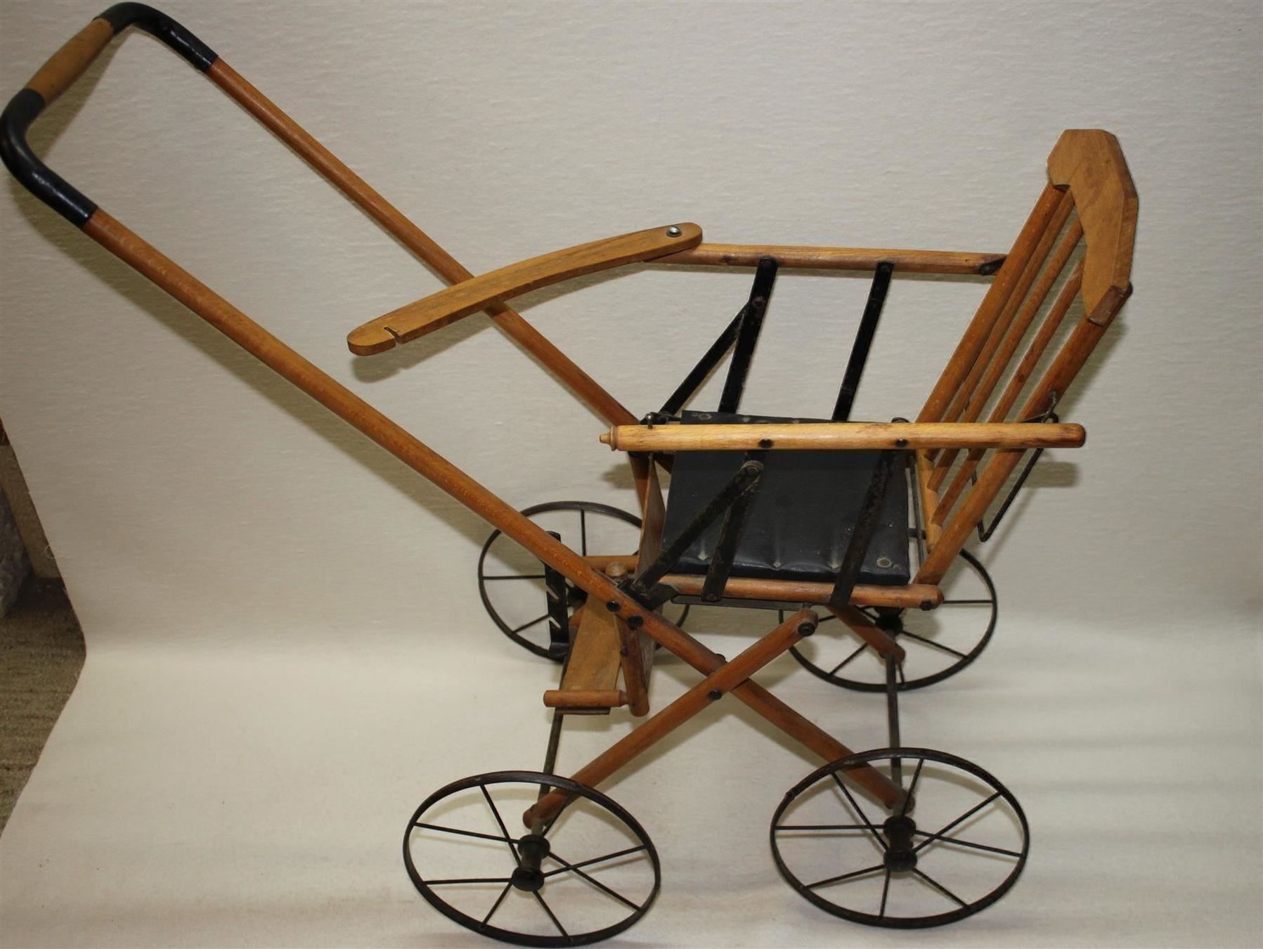 Carrozzine: Antiker Kleiner Kinderwagen – Usato da Thun venduto da Amye 1