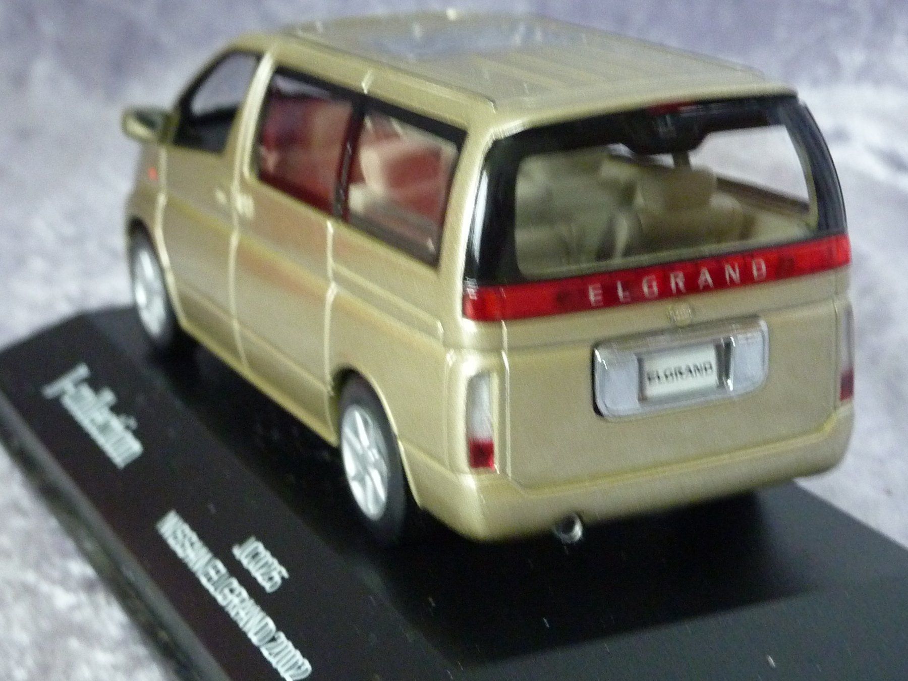 Nissan Modellini d'auto: Nissan EL Grand 2002  1:43 – Nuovo e nell'imballaggio originale da Dürrenäsch venduto da modellautos4you 2