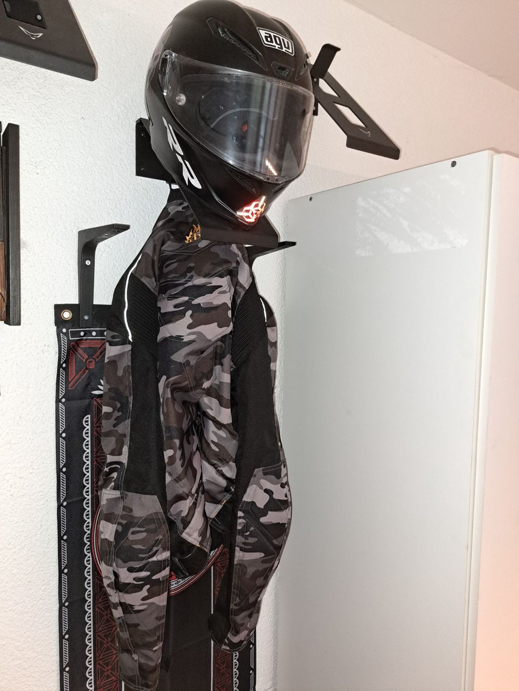 Garderobe: Helm Wandgarderobe mit Kleiderhacken – Gebraucht aus Freienbach von EASY_E 3