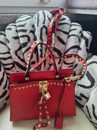 Meravigliosa Borsetta rossa con borchie oro La Carrie