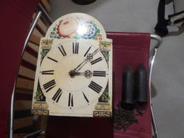 Alte BauWanduhr Zifferblatt mit Gewichten und Kette defekt