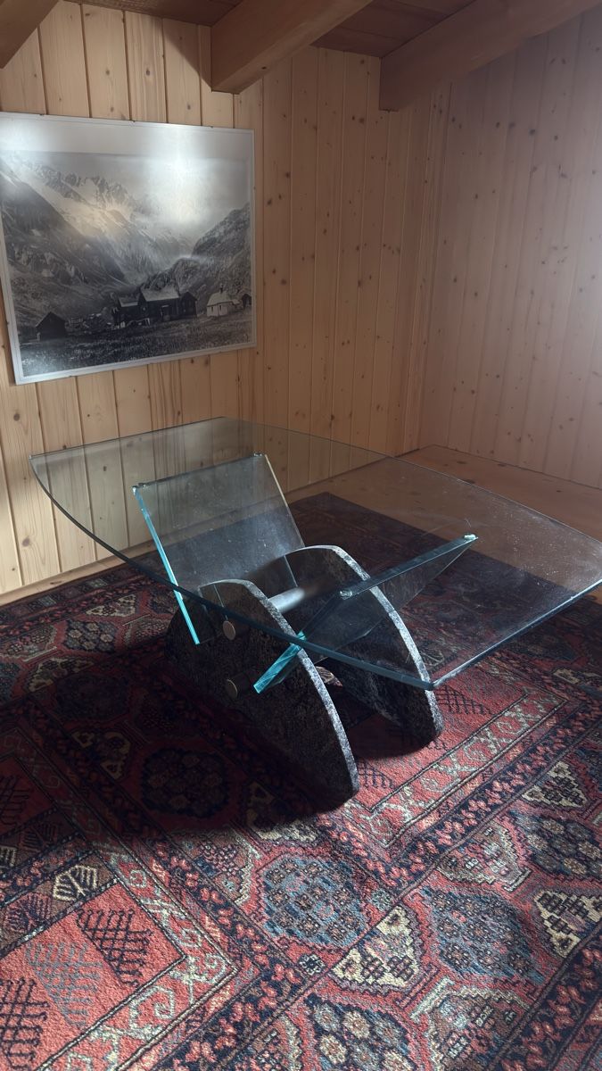 Tavoli: Glas Tisch mit Granit sockel – Usato da Frutigen venduto da Fibl