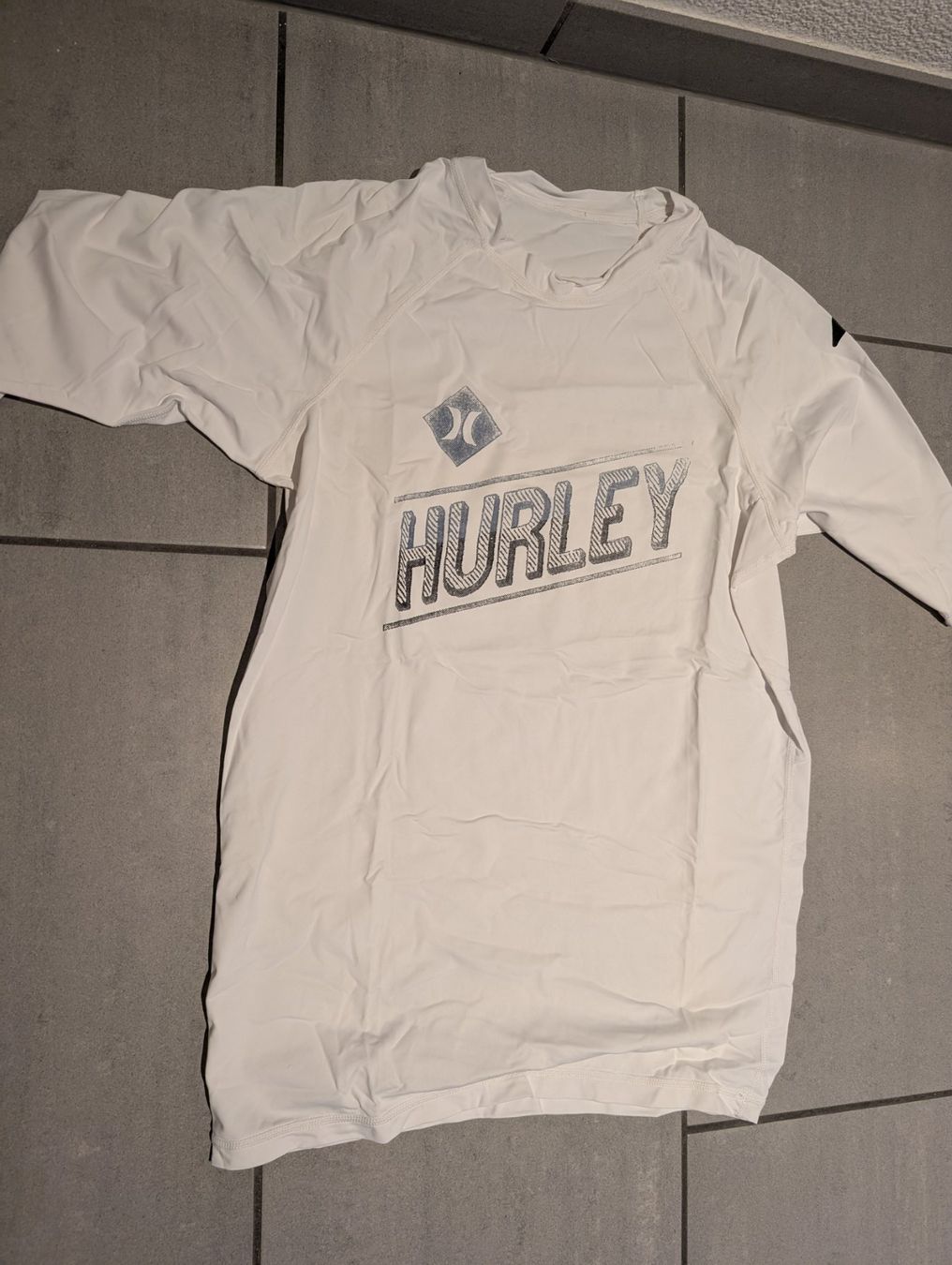 T-Shirts: *** Kurzarm-Lycra "HURLEY" fast wie neu *** – Gebraucht aus Wollerau von R3D3X3