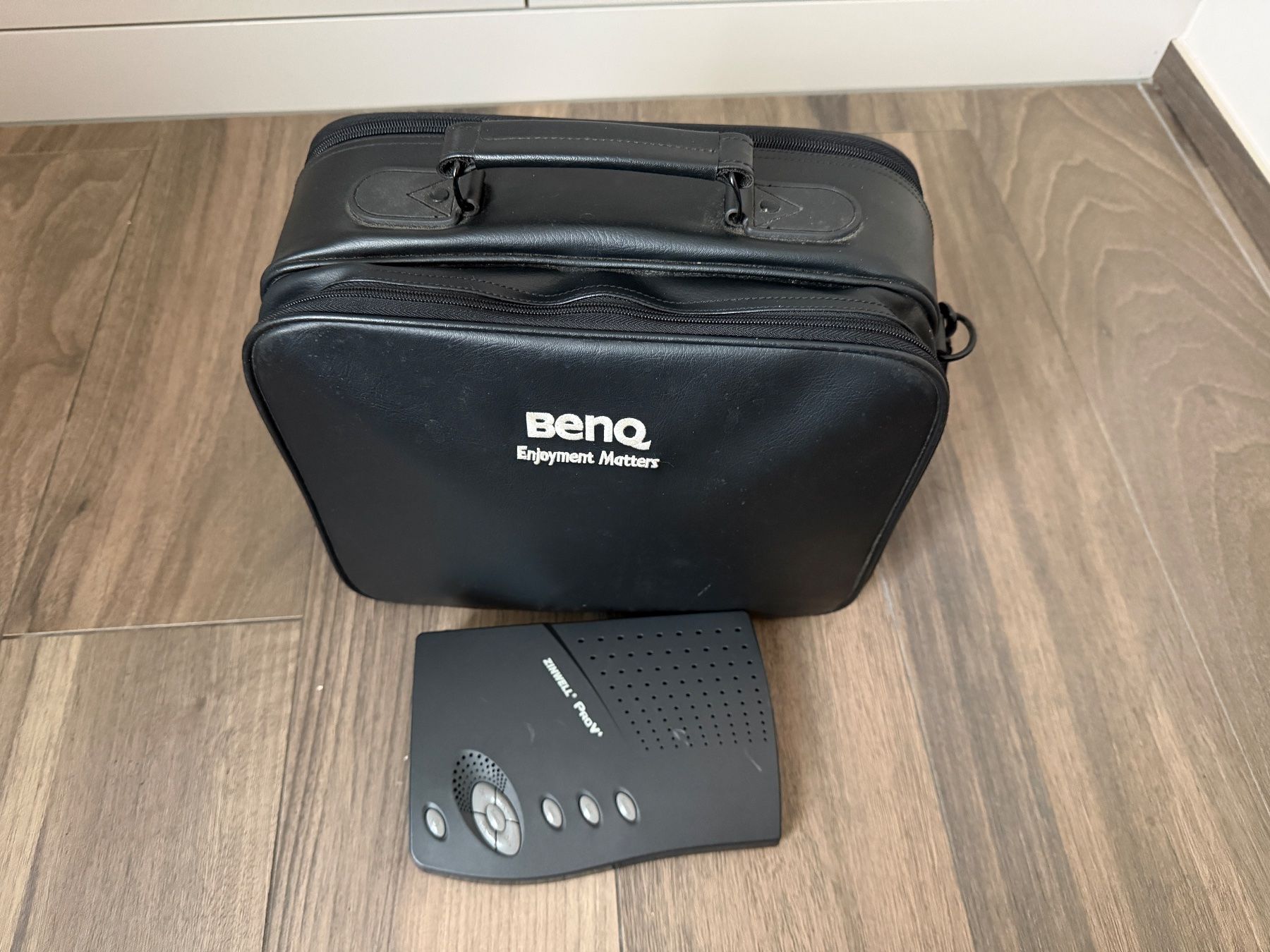 BenQ Proiettori: BENQ DP8220 + ZINWELL PRO V+ TV – Usato da Horgen venduto da Auction-Kings 8