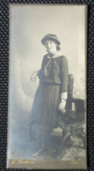 Poster & Bilder: Antikes Portrais Frau – Gebraucht aus Bleienbach von Mineral_Antik57