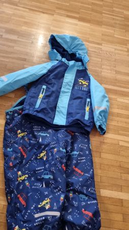 Regenkleidung gefüttert