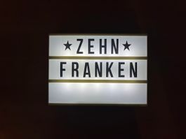 Leuchtkasten mit vielen Buchstaben, weiss, neuwertig