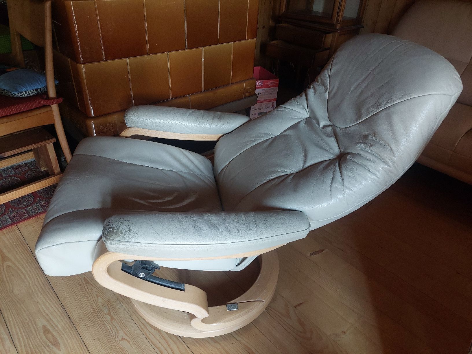 Himolla Poltrone: Sessel mit Hocker Leder beige abgenutzt Zustand – Usato da Stallikon venduto da Chacana 3