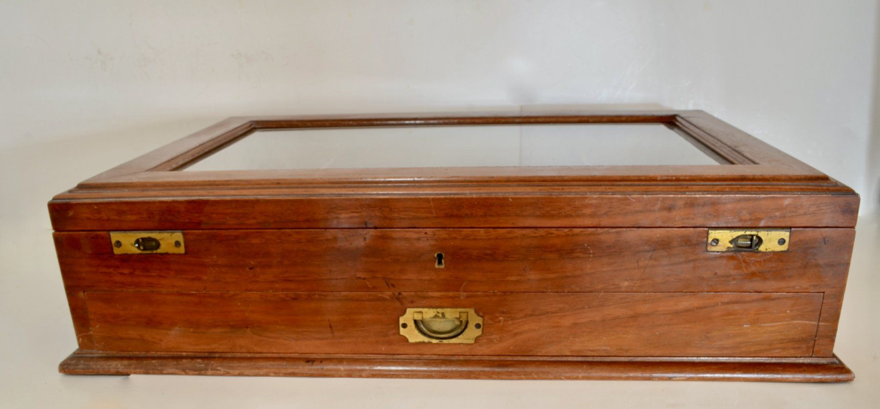 Vetrine: Eine Vitrine aus Mahagoni, um 1875. – Usato da Meilen venduto da glenbeigh 1