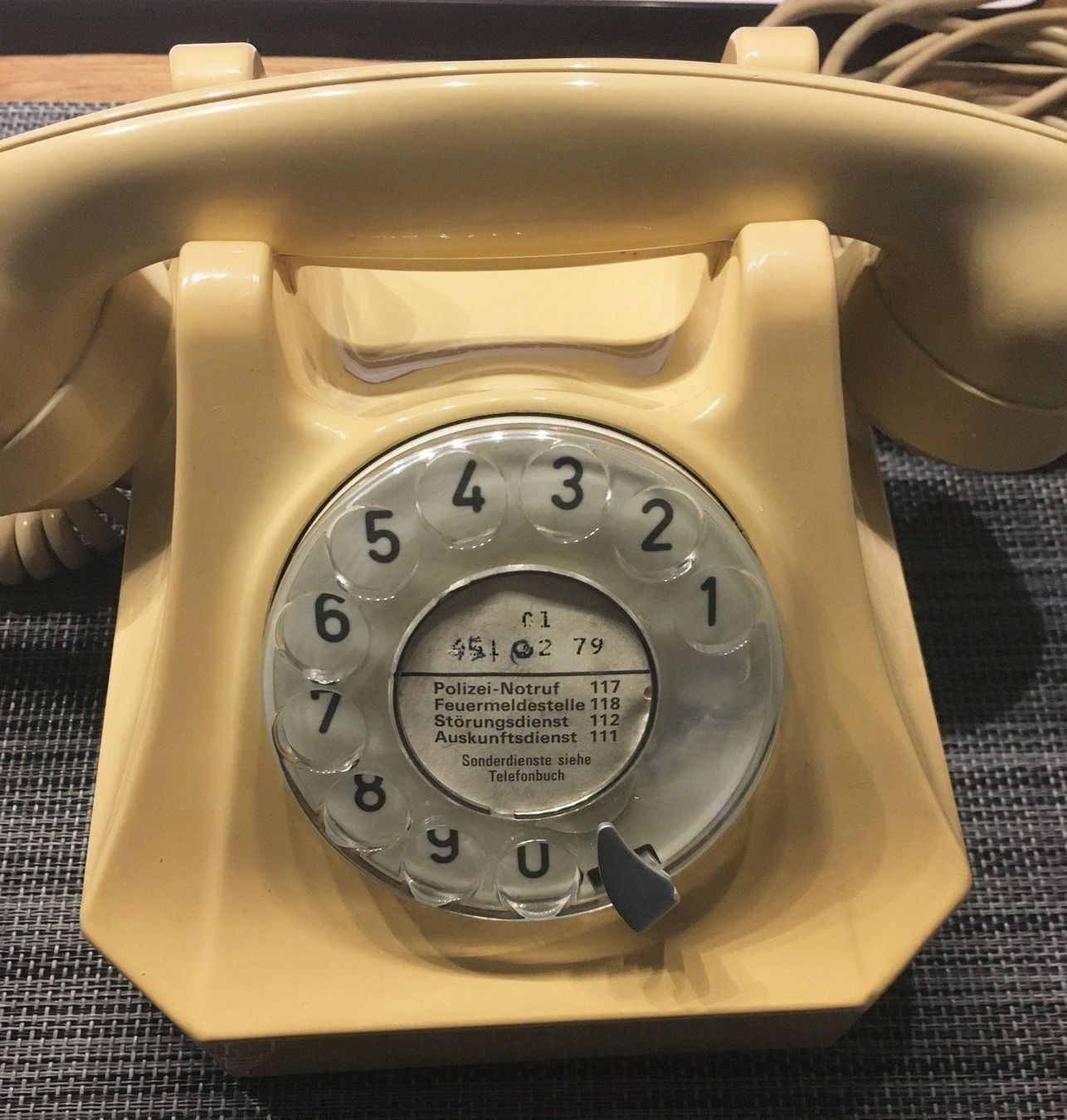 Swisscom Telefoni: Altes Tischtelefon Model 50 Cremefarbig – Usato da Zürich venduto da baracuda8048