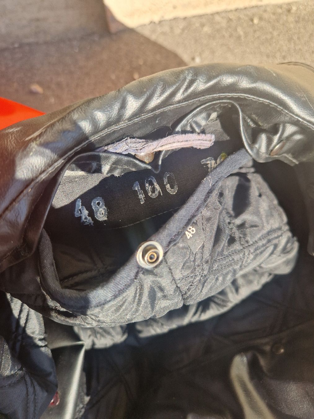 Cappotti: Polizeimantel schwarz orange mit Steppfutter Grösse 48 – Usato da Mörigen venduto da Clio111 4