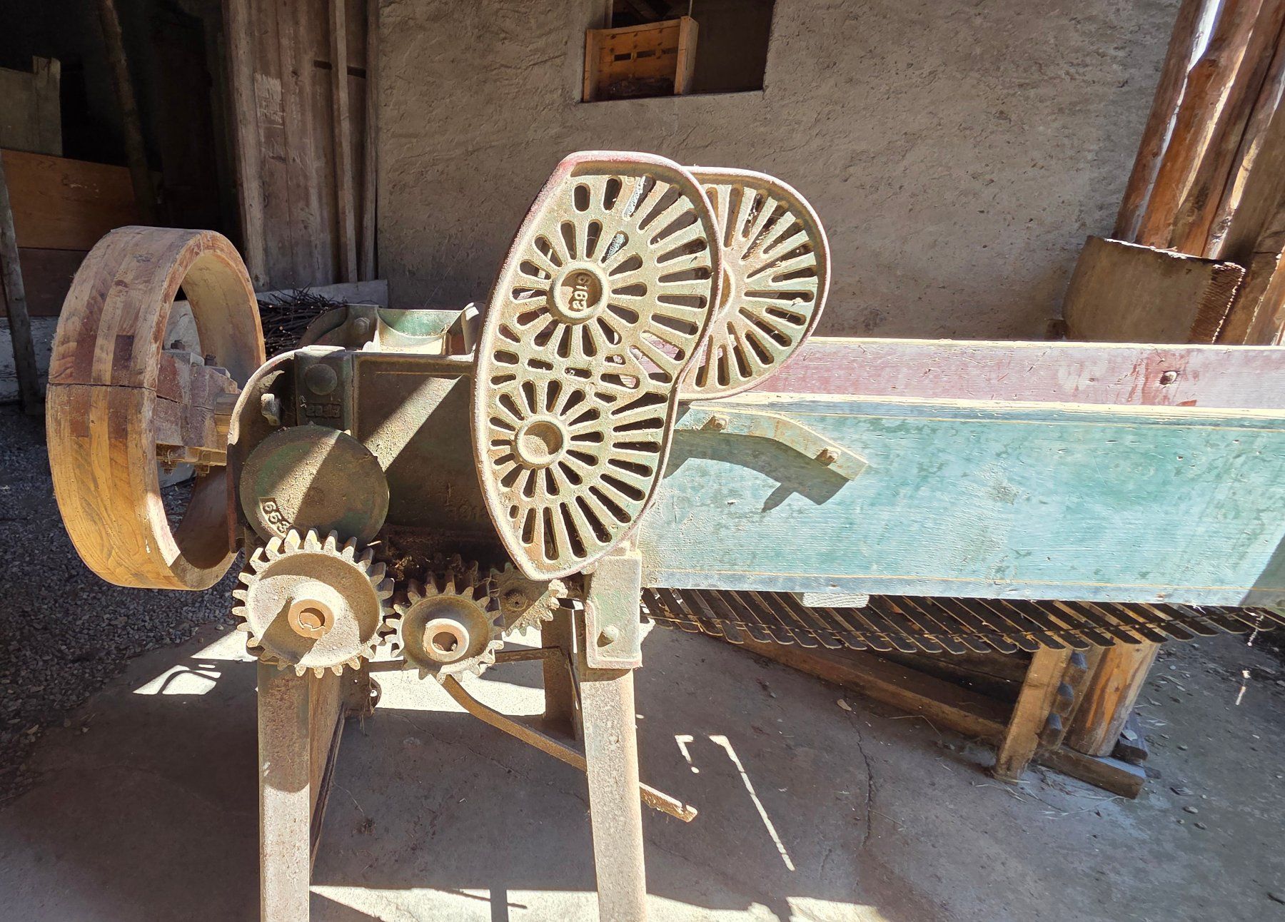 Tutte le decorazioni: Strohschneidmaschine / Kurzfuttermaschine antik – Usato da Kirchdorf AG venduto da hallobox 3