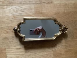 Wandspiegel mit goldenem Rahmen und Ornamenten