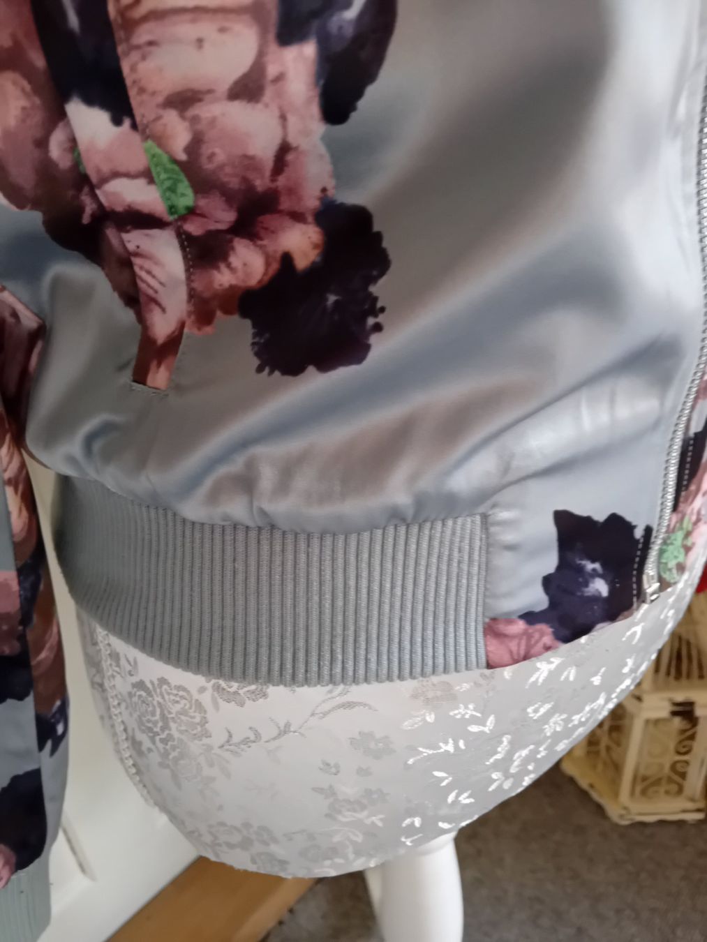 Only Jacken: Blouson Jacke mit Blumenmuster, Grösse 34/36 – Gebraucht aus Rüthi (Rheintal) von titlis07 1