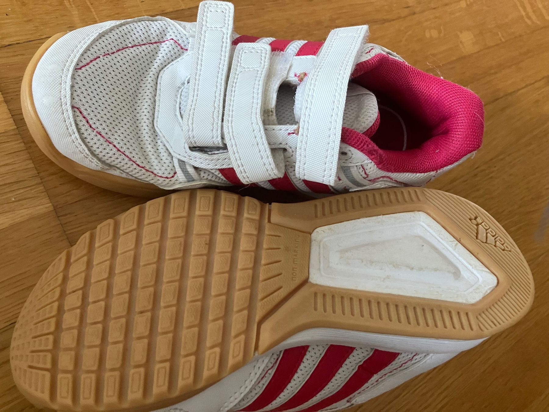 Adidas Schuhe für Jungen: Turnschuh indoor Gr. 30 – Gebraucht aus Emmenbrücke von manusti 1