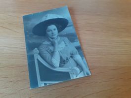 SCHWIIZER FRAU DAZUMAL - e JUNGI mit EXORBITANTEM HUET