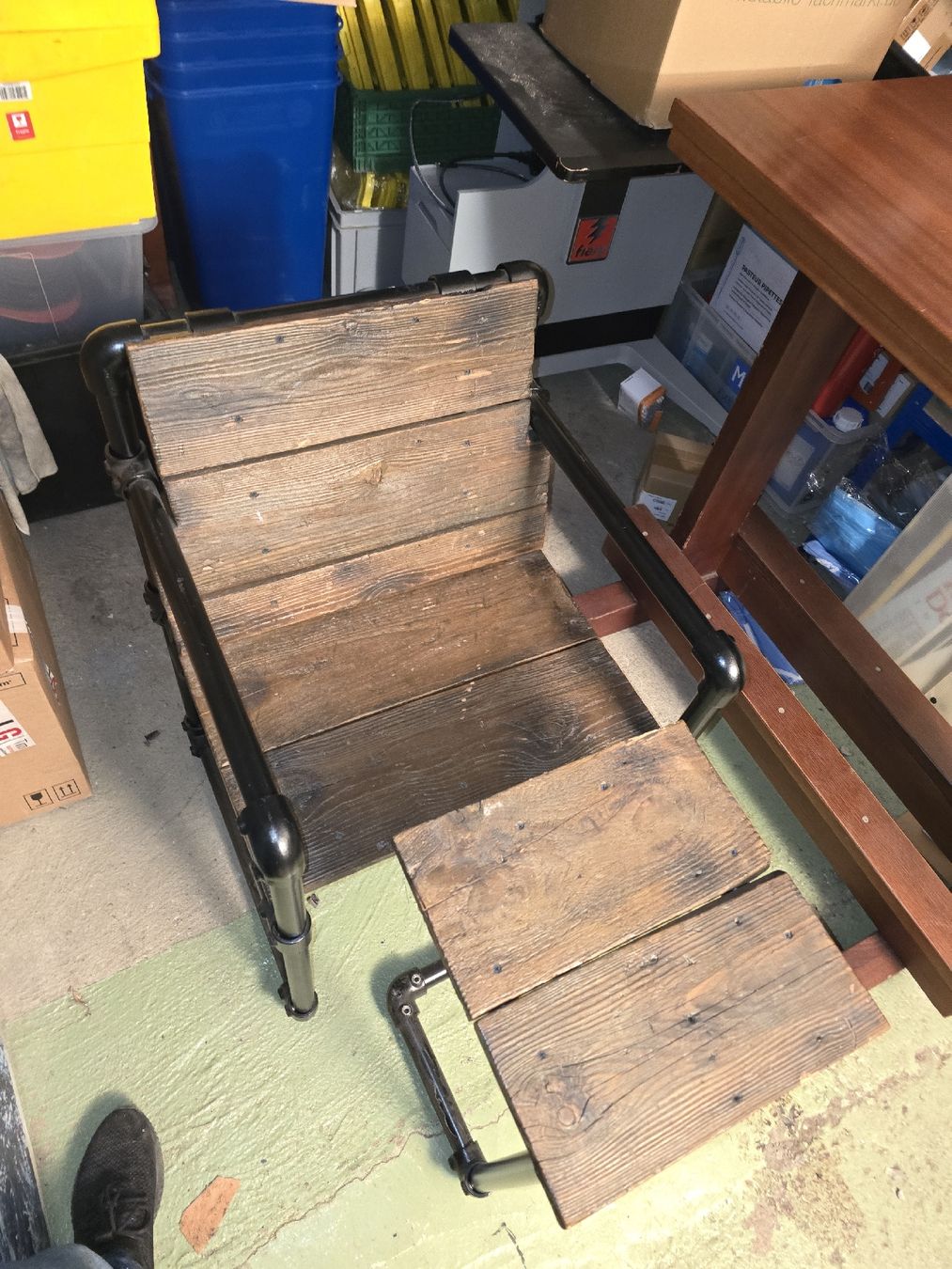 Set di tavolo e panche: Industrial Stuhl mit Tisch – Usato da Rorschach venduto da TimelessTrading 1