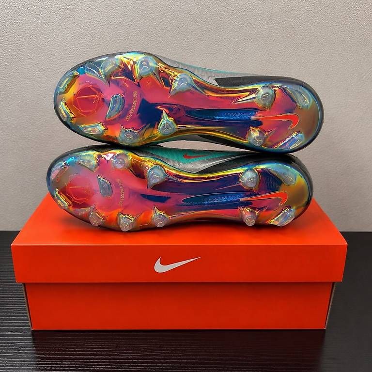 Scarpe da uomo: Nike Phantom 6 Low Elite Artificial-Grass Soccer Cleats – Usato da Estavayer-le-Lac venduto da math_c5kc 1