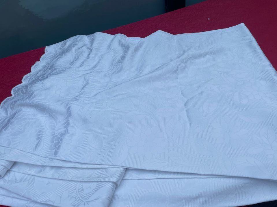 Coperte: Bettdecke weiss glänzend mit Blumen 300x250cm – Nuovo (secondo la descrizione) da Bergdietikon venduto da antovale
