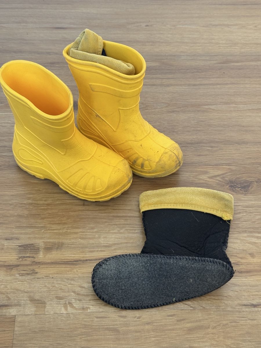 Scarpe per ragazzi: Superleichte Gummistiefel mit Futter Grösse 25 – Usato da Basel venduto da spassbremse