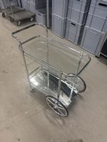 Silbriges Trolley als Bar/Deko
