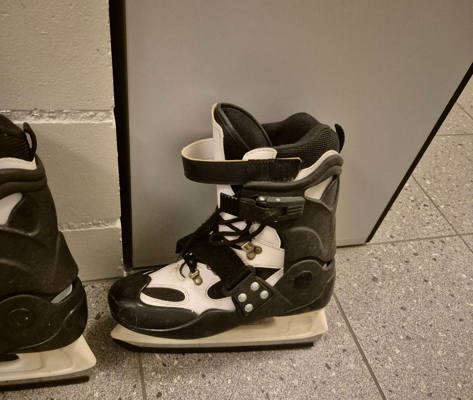 Pattini da ghiaccio: Schlittschuhe Herren, Grösse 45 – Usato da Lohn-Ammannsegg venduto da NikiVibes