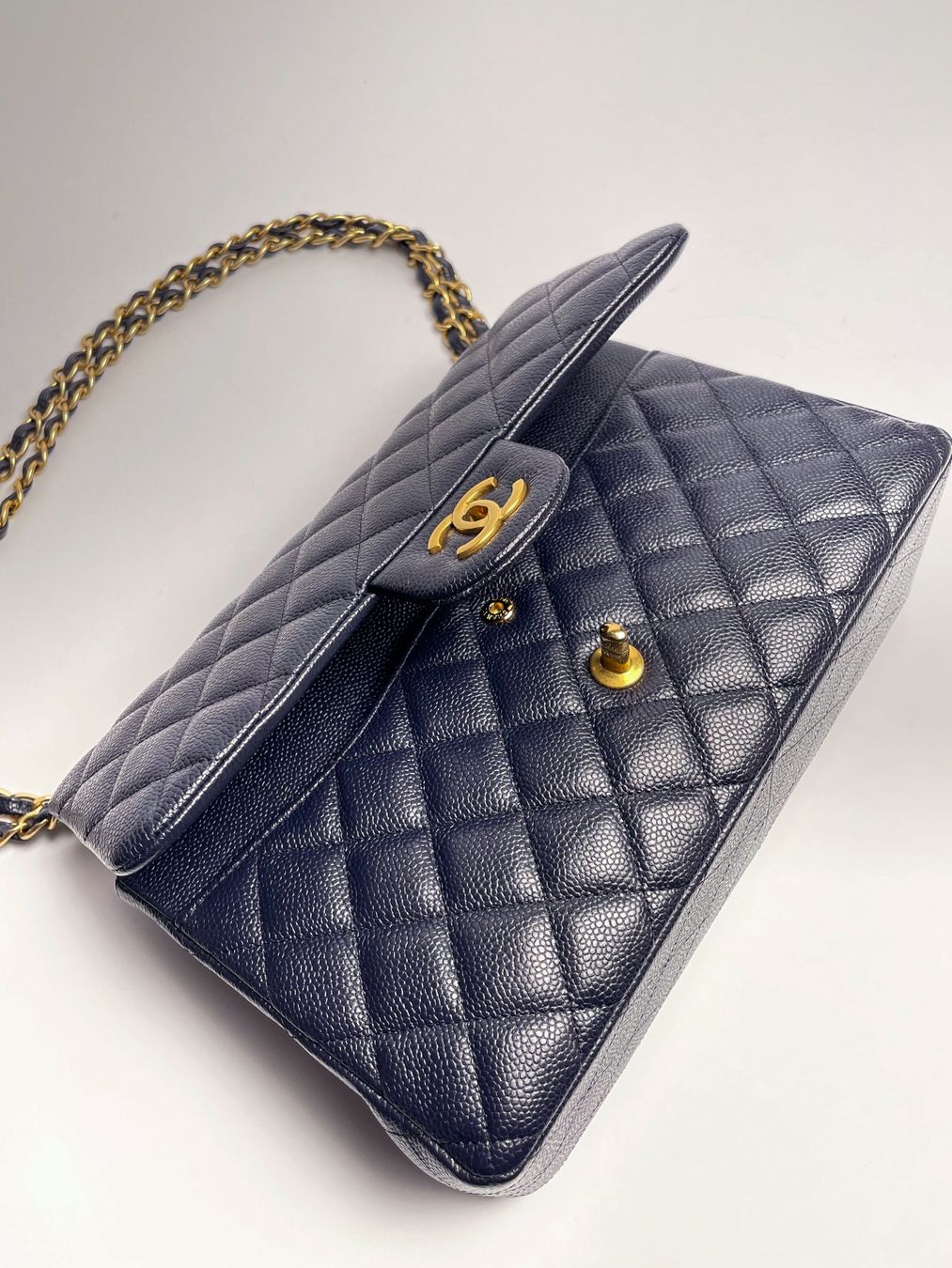 Chanel Taschen für Damen: CHANEL Navy Blue Quilted Caviar Medium Classic Double Flap – Gebraucht aus Basel von cocochanel67 9