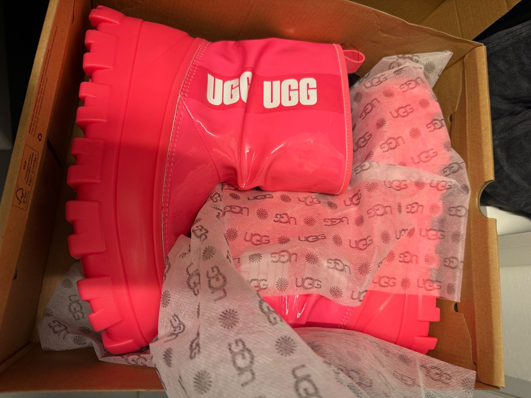 Ugg Chaussures femmes: Ugg Stiefel neu – Neuf avec emballage d'origine à Allschwil par Figidindia