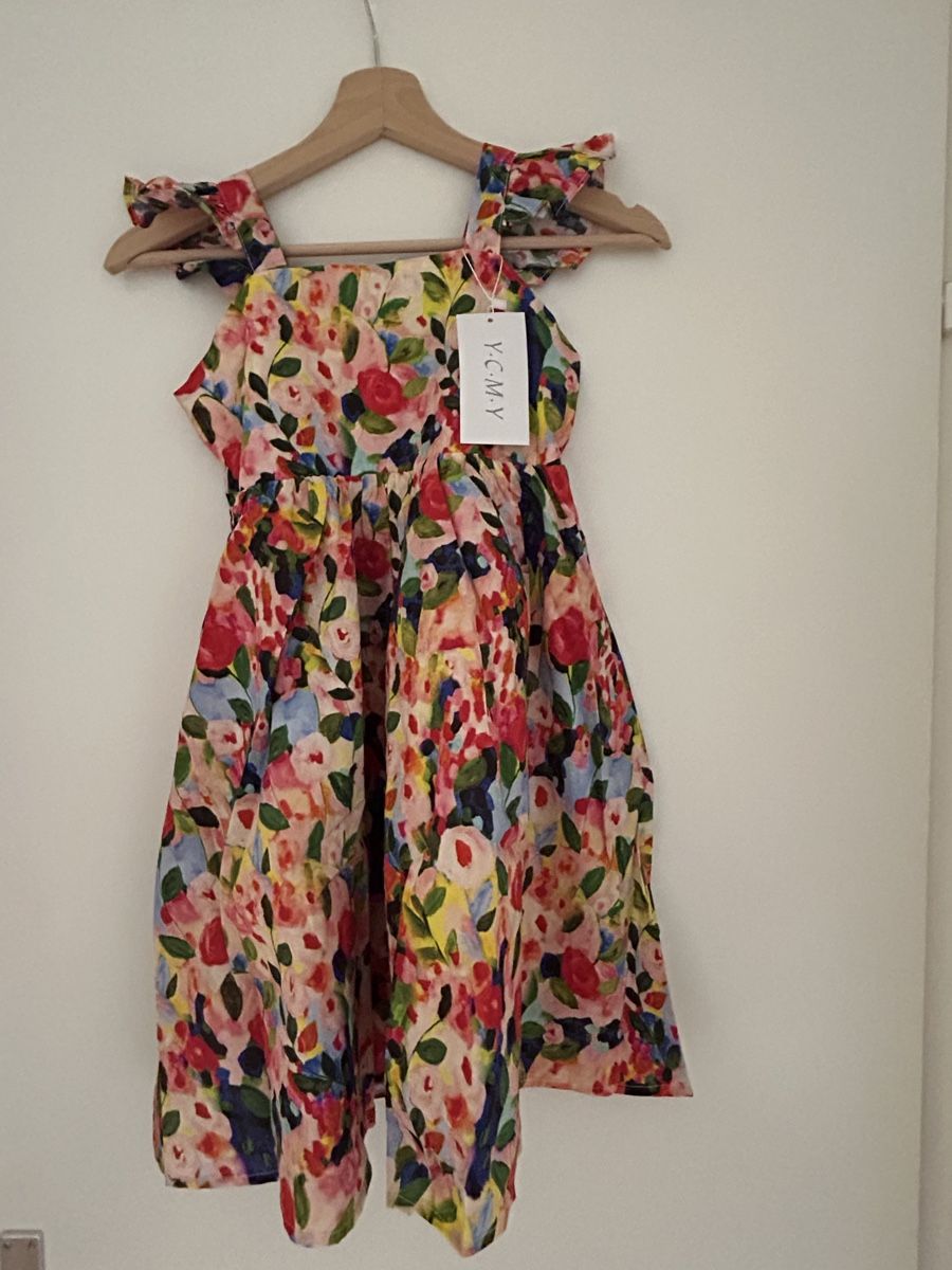 Robes et jupes: Kleid Blumenmuster Grösse 140 neu – Neuf avec emballage d'origine à Zürich par kiwi1994