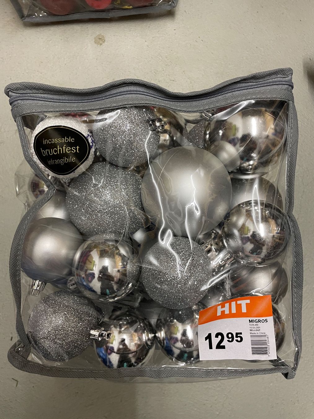 Migros Toutes les décorations: Weihnachtskugeln silbrig – D'occasion à Neftenbach par Justine76