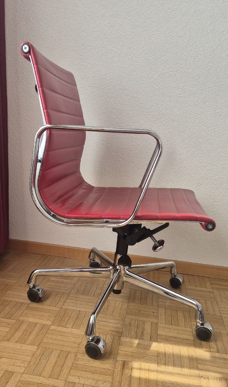 Vitra Sedie: Vitra Eames Alu Chair EA117 Leder – Usato da Meilen venduto da COSTA_ABC 3