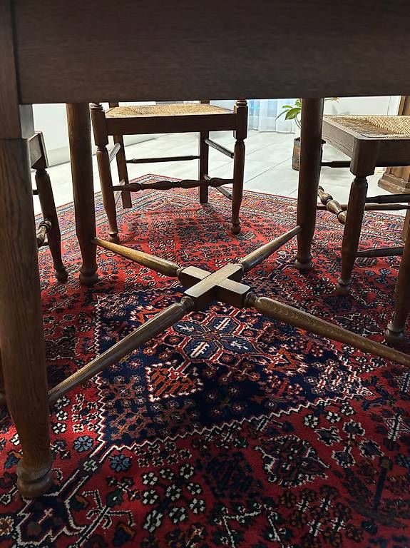 Tables: Holztisch mit geflochten Stühlen – D'occasion à Jona par Nimbe 3