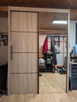 Kleiderschrank mit Schwebetüren und Spiegel