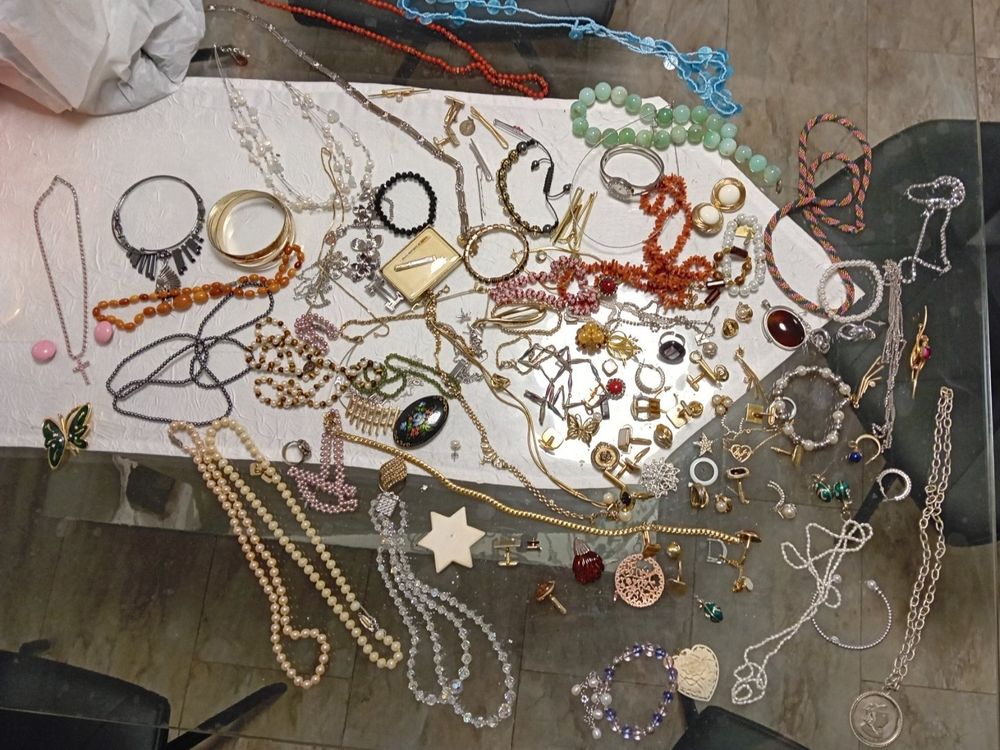 Lot De Bijoux Fantaisie Vintage Et Anciens - Mélange De Styles Et D'époques