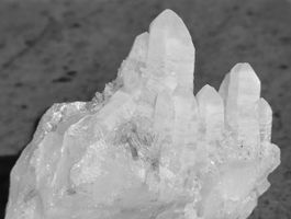 Quarz - Tessiner Habitus mit Nadelquarz dekoriert.