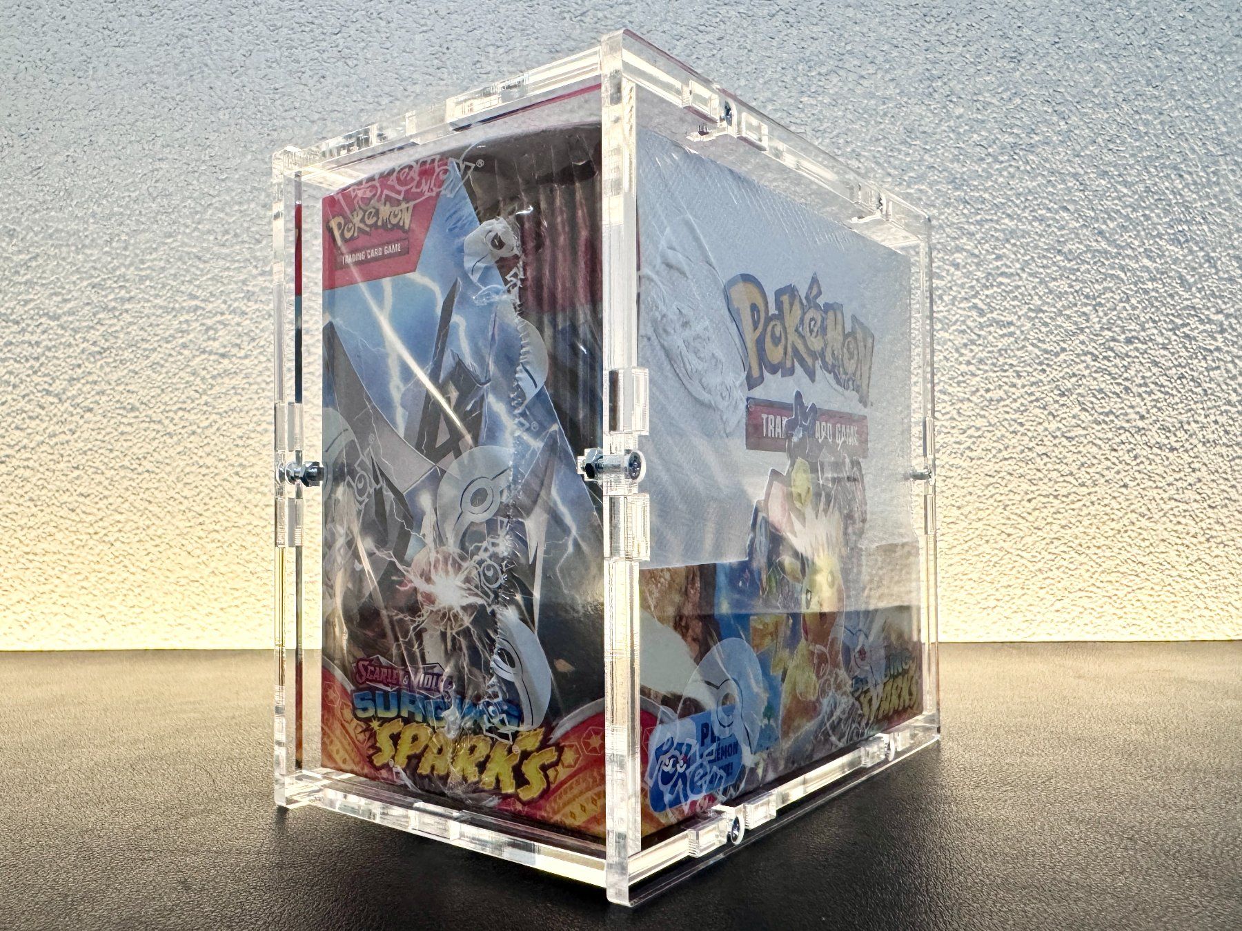 Pokémon Carte collezionabili: Pokémon Surging Sparks Display EN OVP + Acrylbox – Nuovo e nell'imballaggio originale da Schlatt TG venduto da catch_up 2