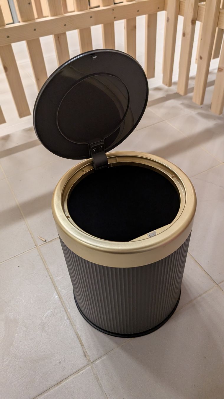 Cestini per rifiuti: Chic Black & Gold Touch-Top Waste Bin – Usato da Liestal venduto da ericx.oc 1