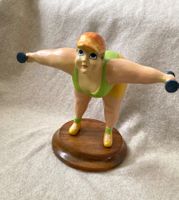 Skulptur mollige Sportlerin mit Hanteln
