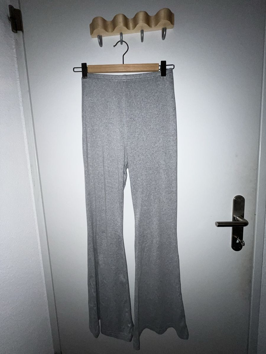 Shein Leggings: Graue Stoffhose mit Schlag, Grösse S – Usato da Bern venduto da Zoee.pg 1