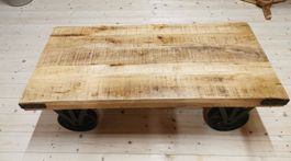 Schöner Salontisch Mangoholz