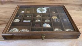 Holzkasten mit Pillendosensammlung