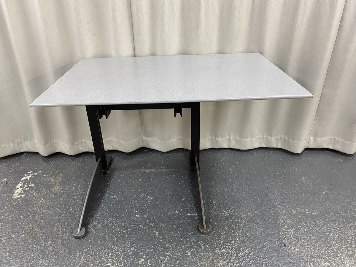 Tables: Arbeitstisch, aus der Werkstatt  – D'occasion à Hägglingen par Karin0802
