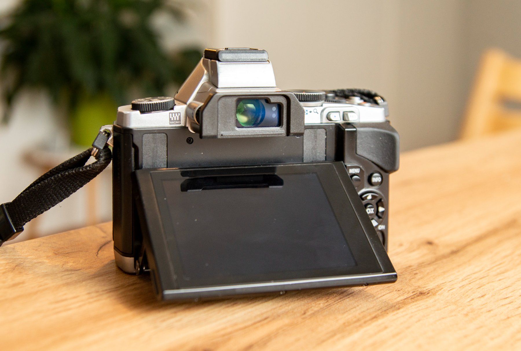 Olympus Fotocamera: Olympus E-M5 + HDL-6 Vertical Grip – Usato da Zürich venduto da  2